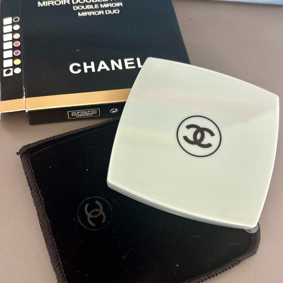 Chanel Limited Edition Green Double Facettes Mirror Duo - Picture 1 of 3